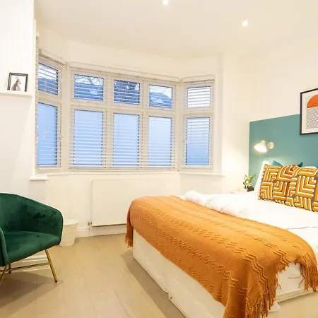 A Beautiful One Bedroom Flat With Garden & Parking